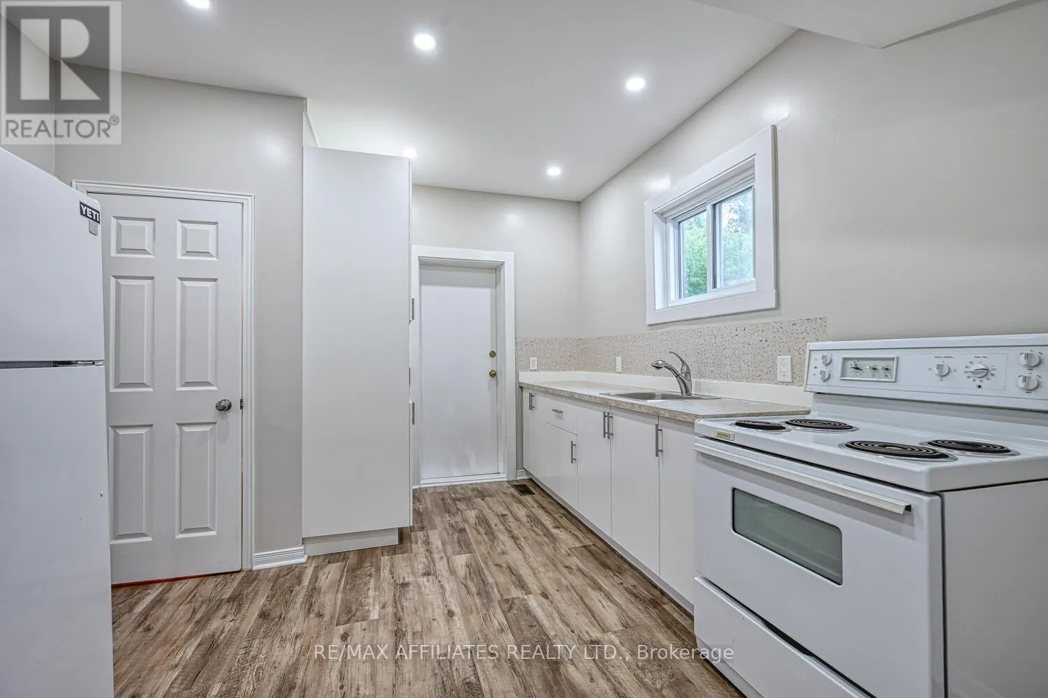 8 WINNIFRED STREET N