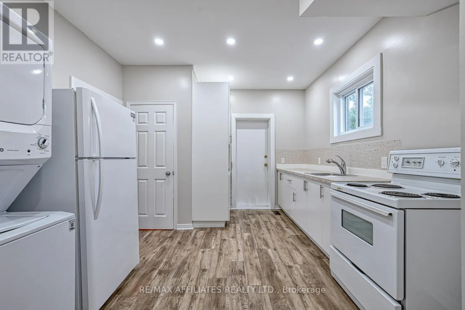 8 WINNIFRED STREET N