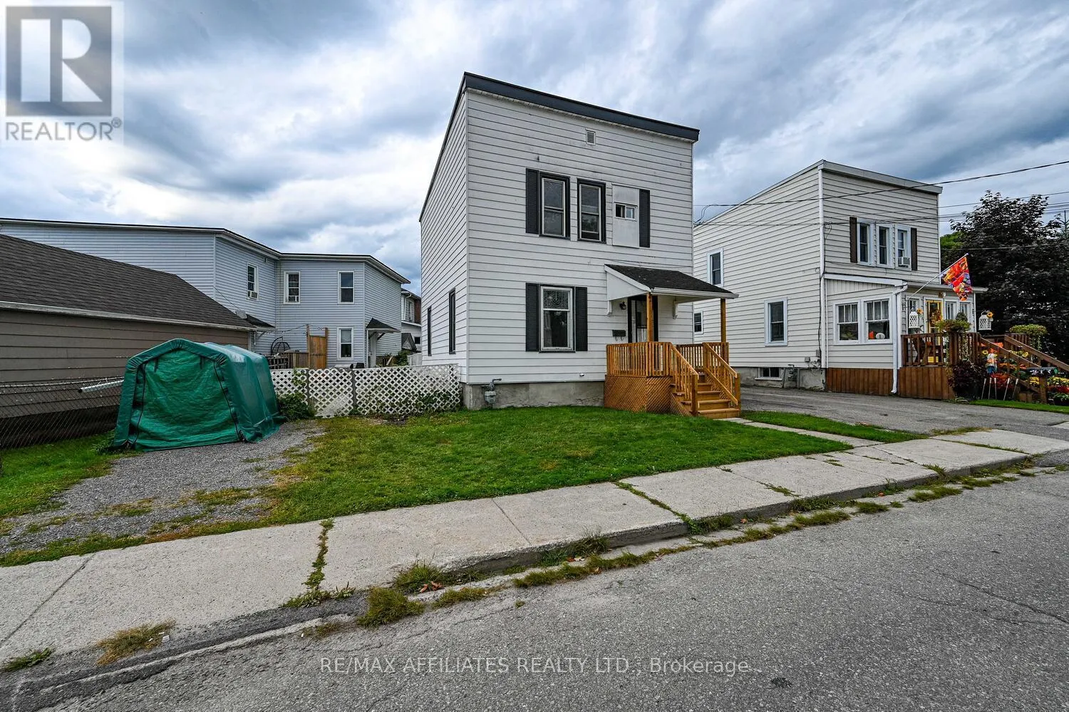 8 WINNIFRED STREET N