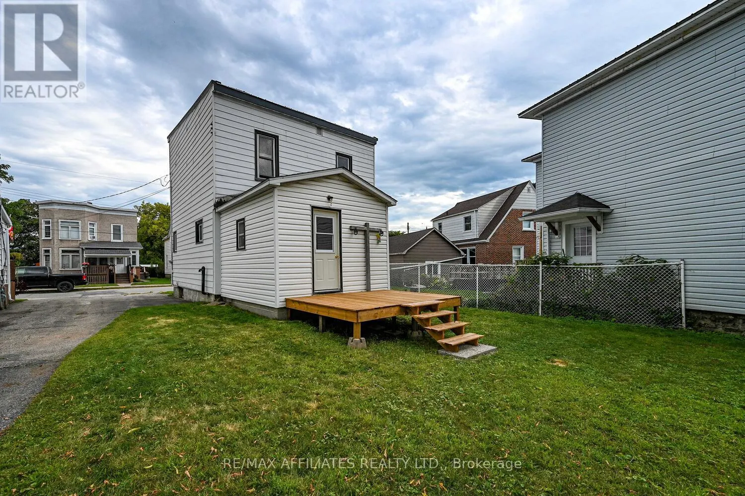 8 WINNIFRED STREET N