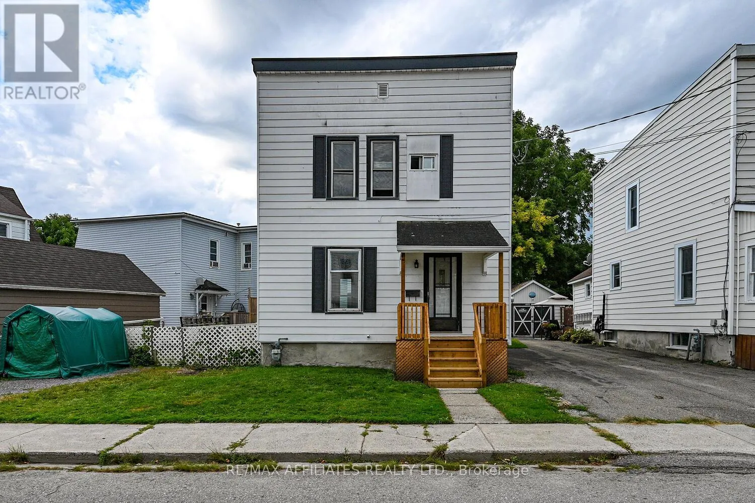 8 WINNIFRED STREET N