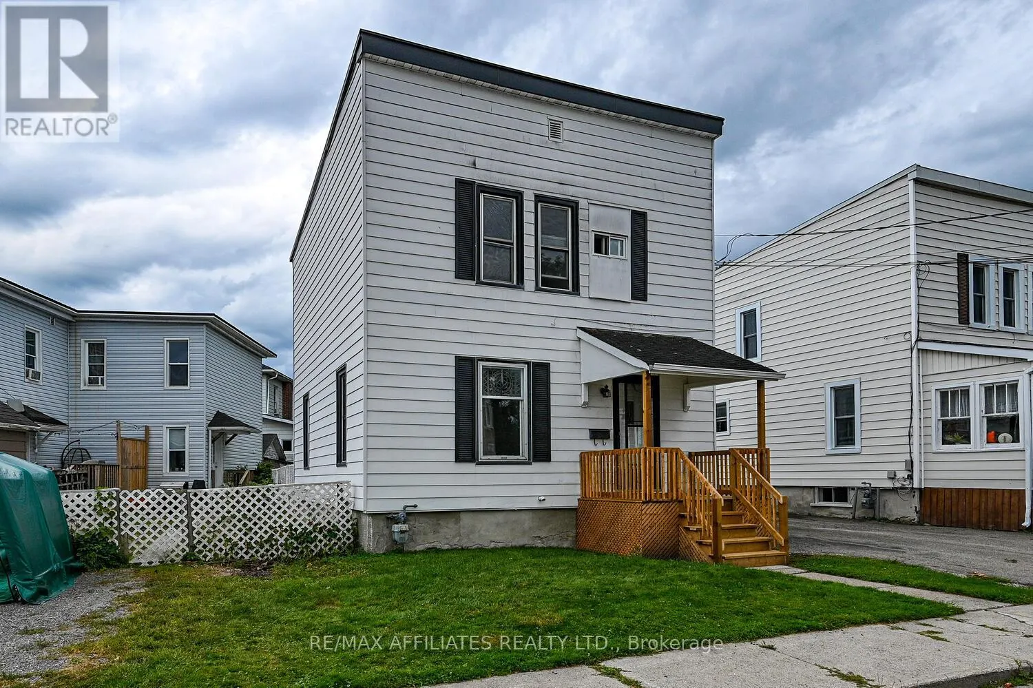 8 WINNIFRED STREET N