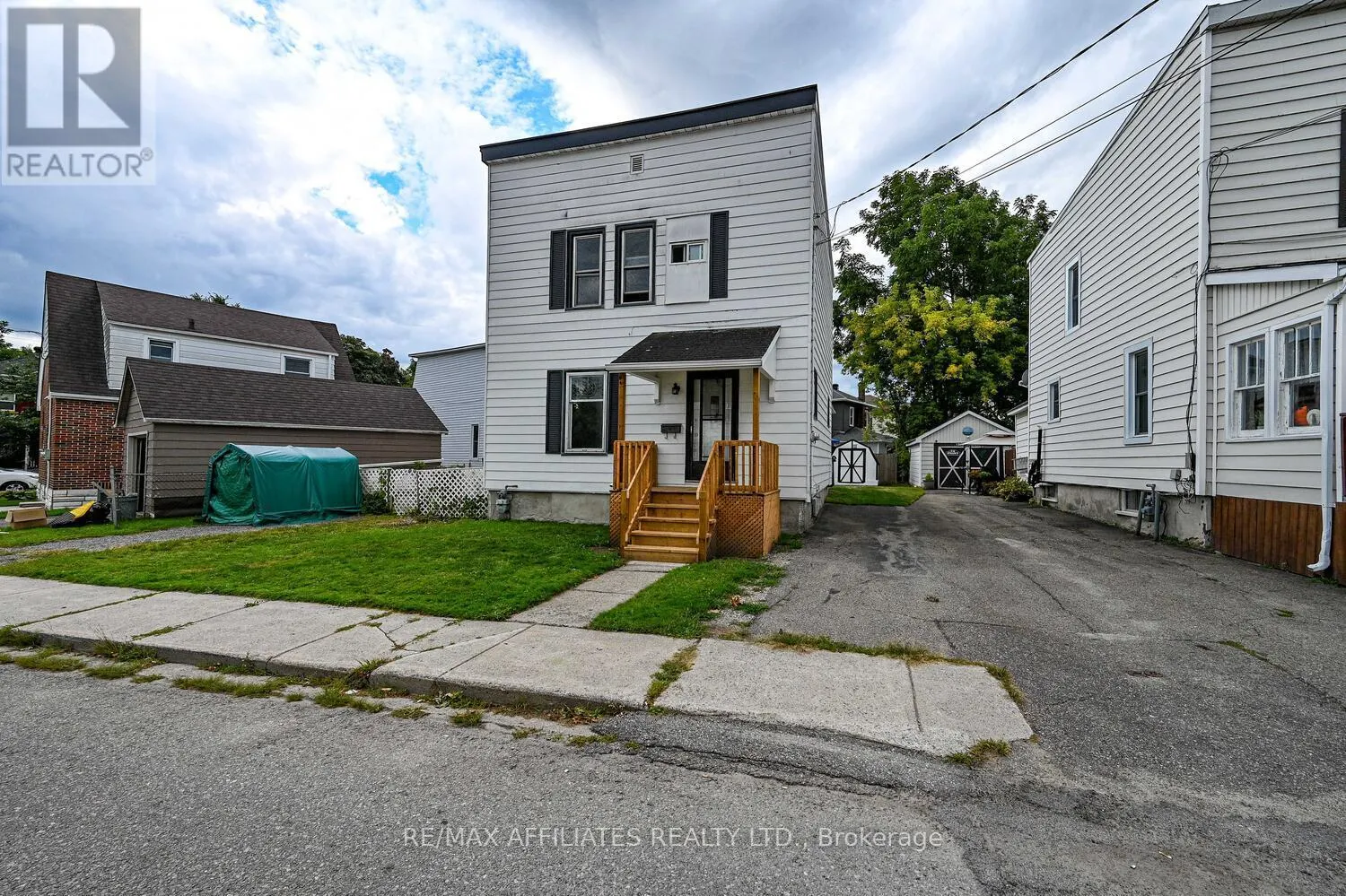 8 WINNIFRED STREET N