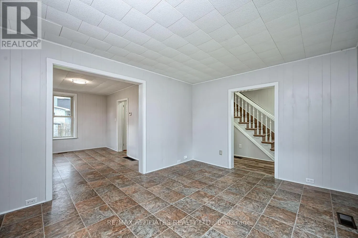 8 WINNIFRED STREET N