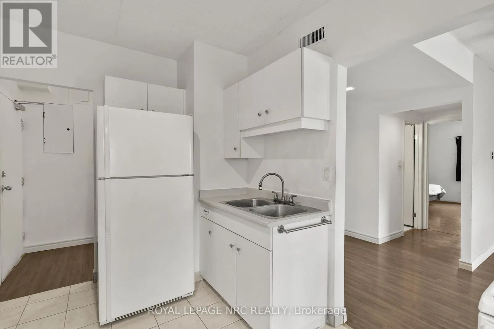 3 - 4872 VALLEY WAY, #3