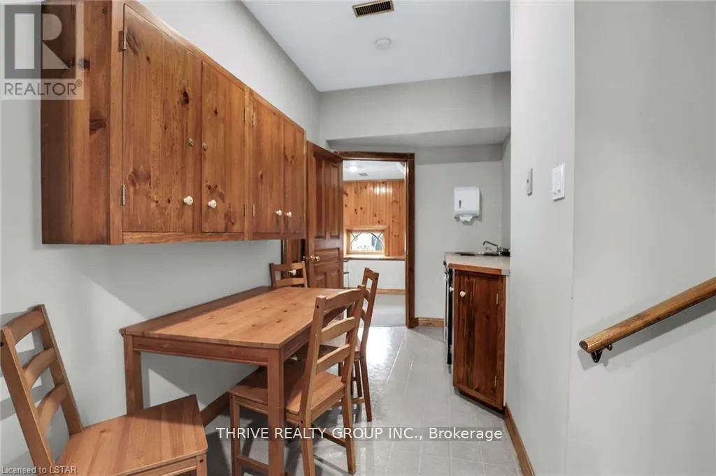5 - 869 DUNDAS STREET, #5