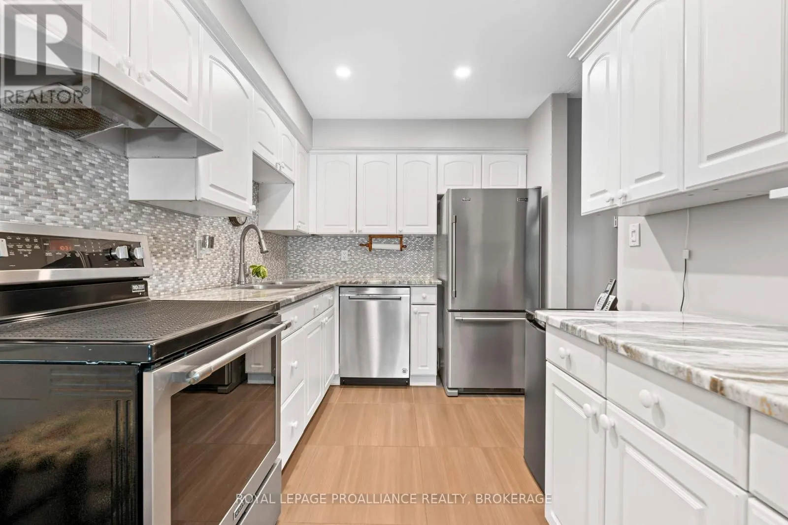 29 - 19 MACPHERSON AVENUE, #29