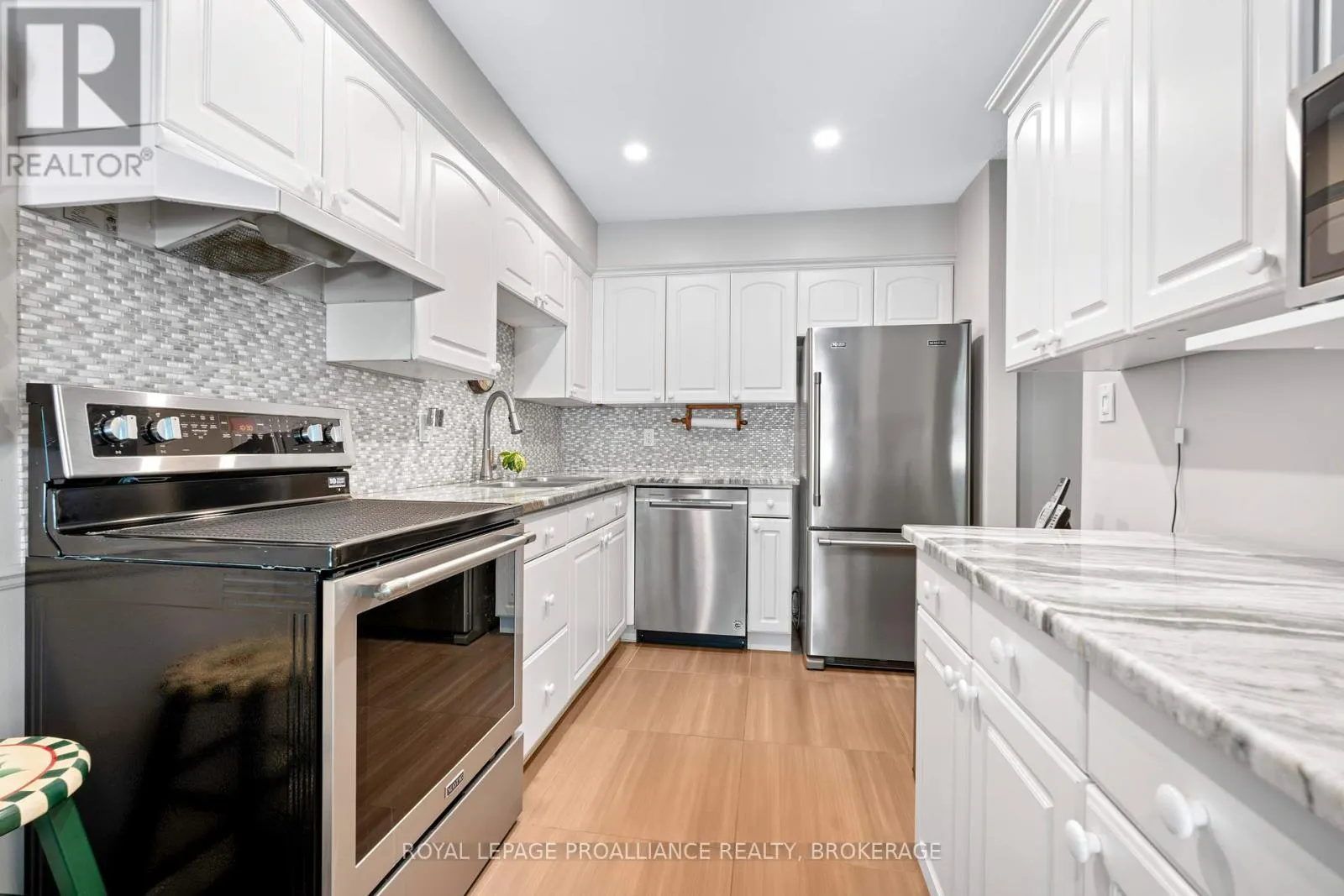 29 - 19 MACPHERSON AVENUE, #29