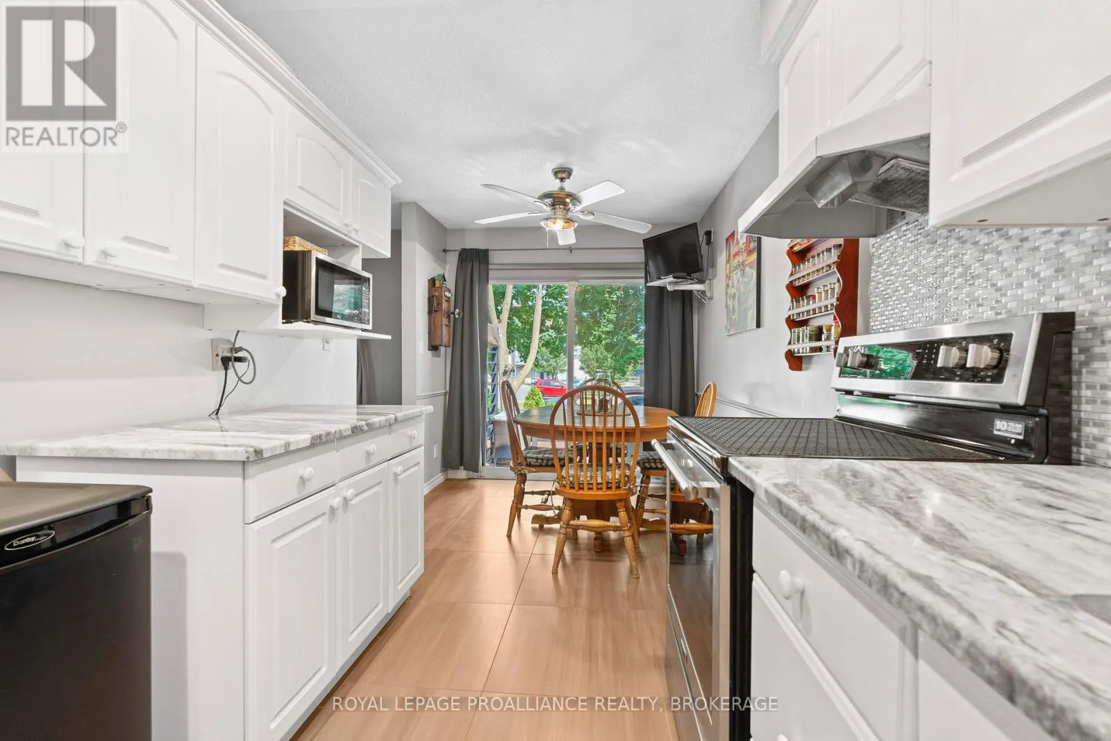 29 - 19 MACPHERSON AVENUE, #29
