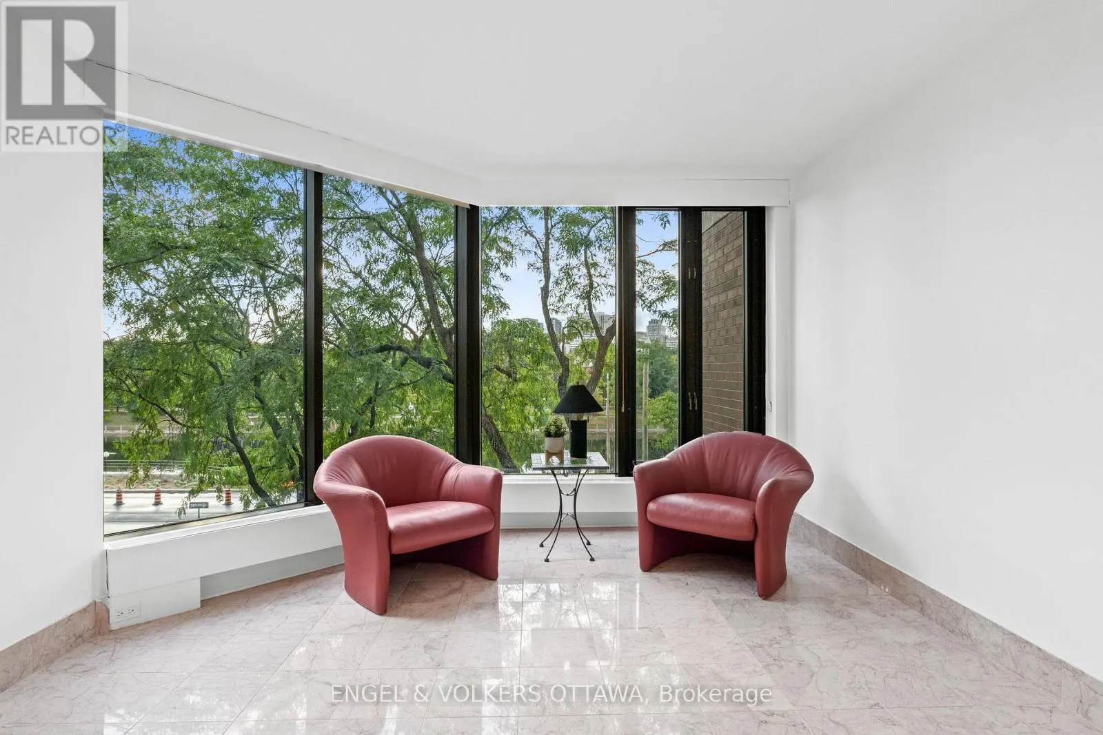 406 - 111 ECHO DRIVE