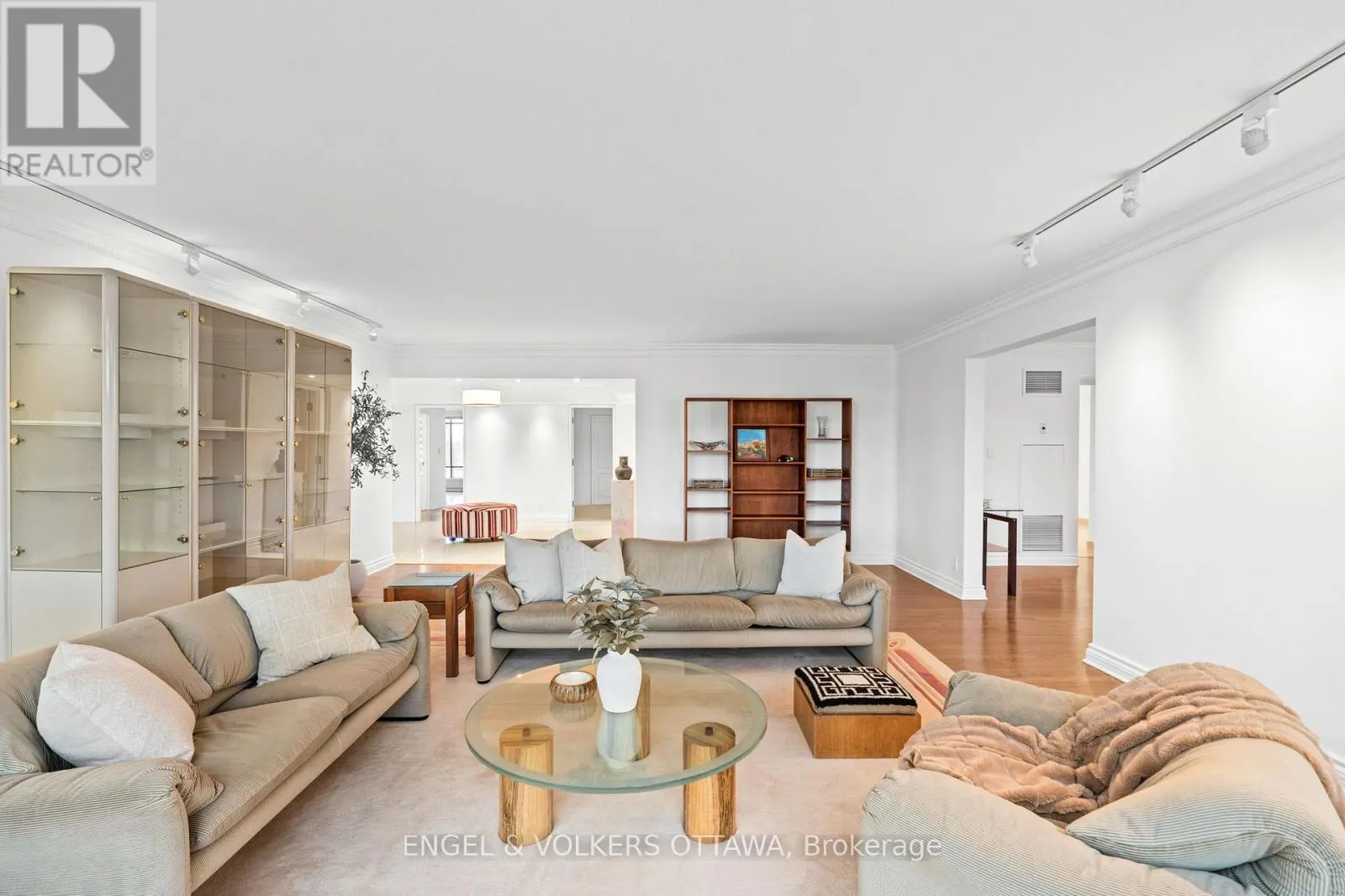 406 - 111 ECHO DRIVE