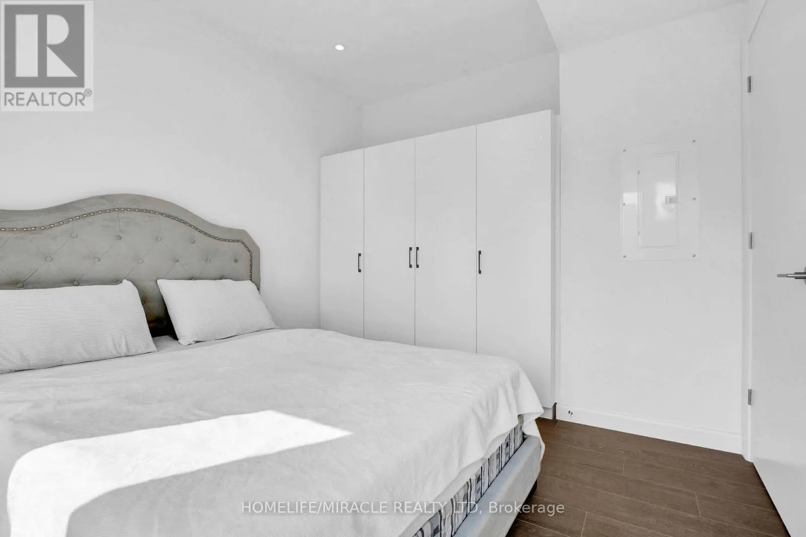 401 - 741 KING STREET W