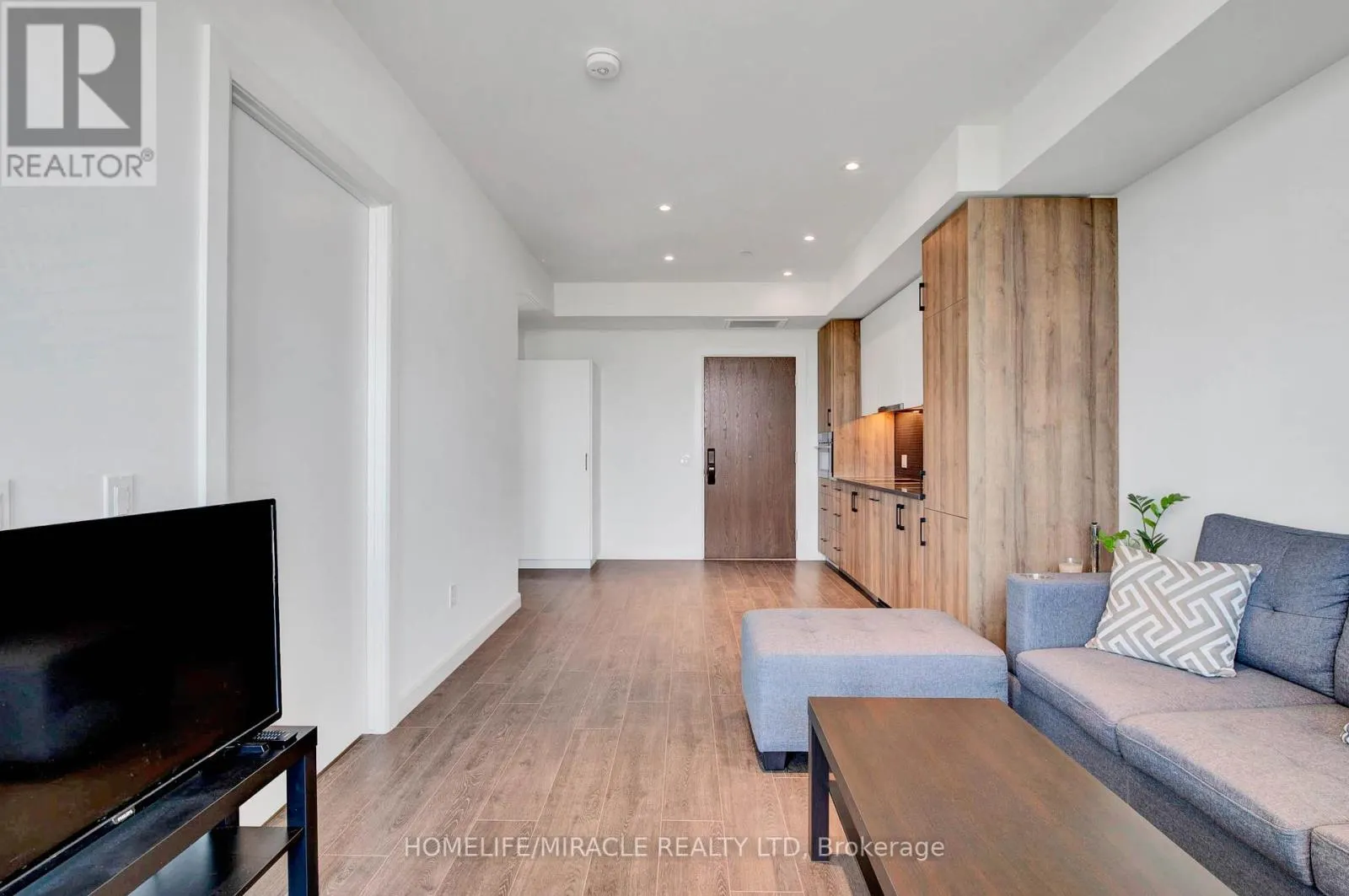 401 - 741 KING STREET W