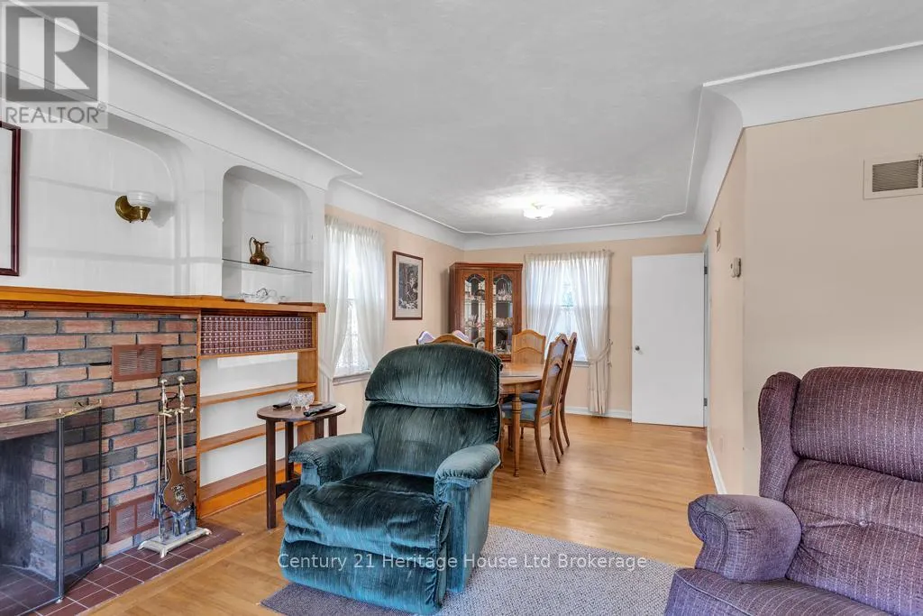 10 PARKSIDE DRIVE