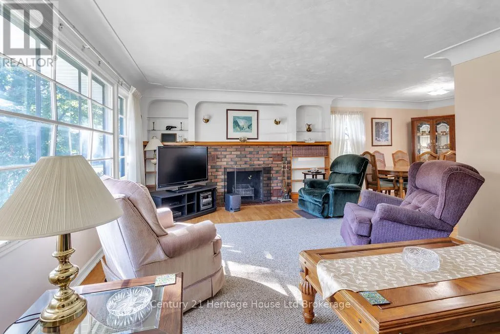 10 PARKSIDE DRIVE