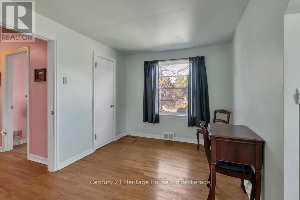 10 PARKSIDE DRIVE