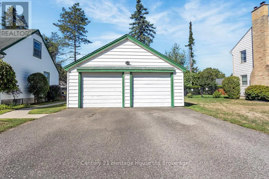 10 PARKSIDE DRIVE