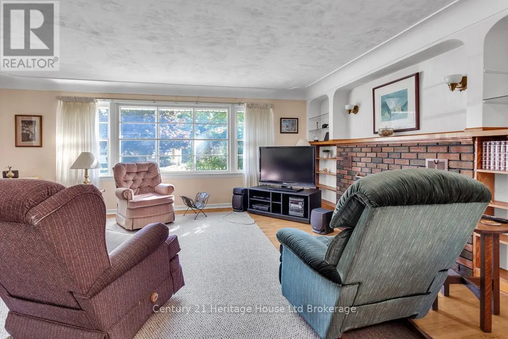 10 PARKSIDE DRIVE