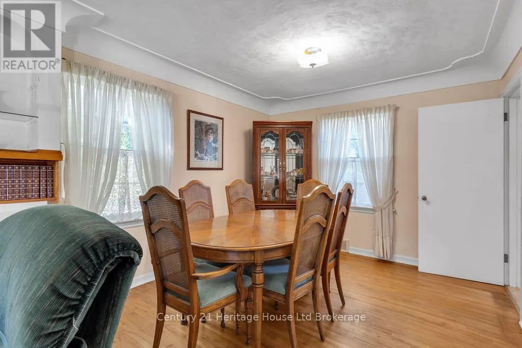 10 PARKSIDE DRIVE