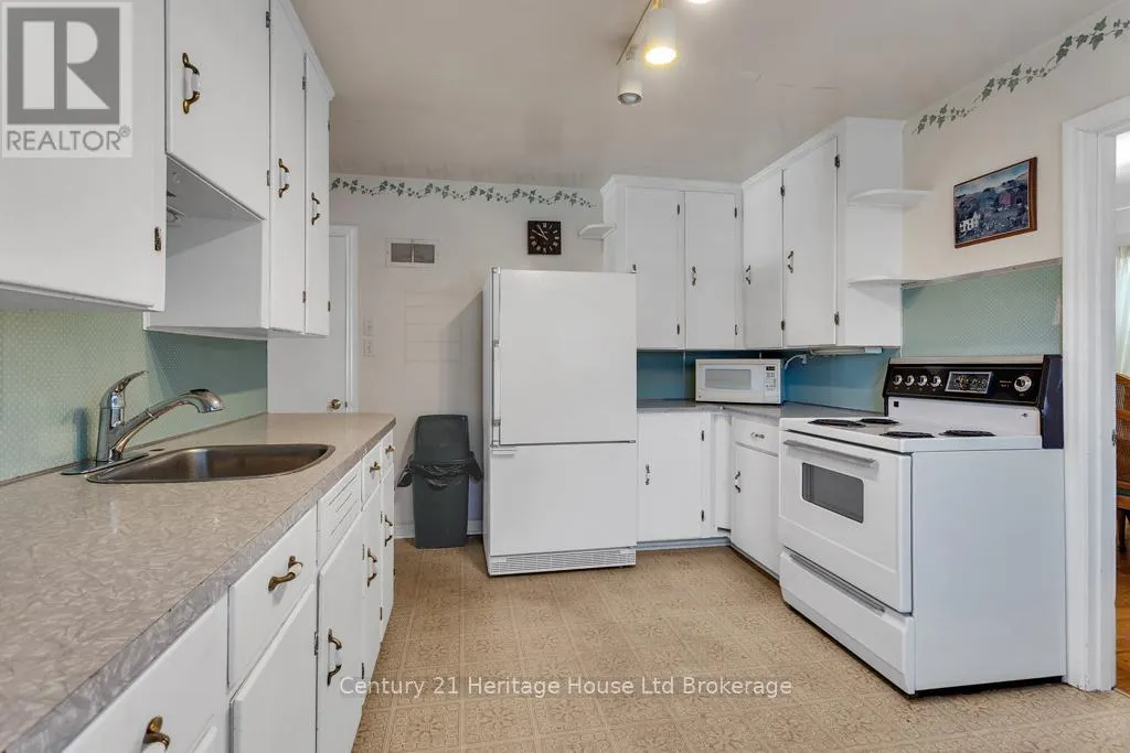 10 PARKSIDE DRIVE