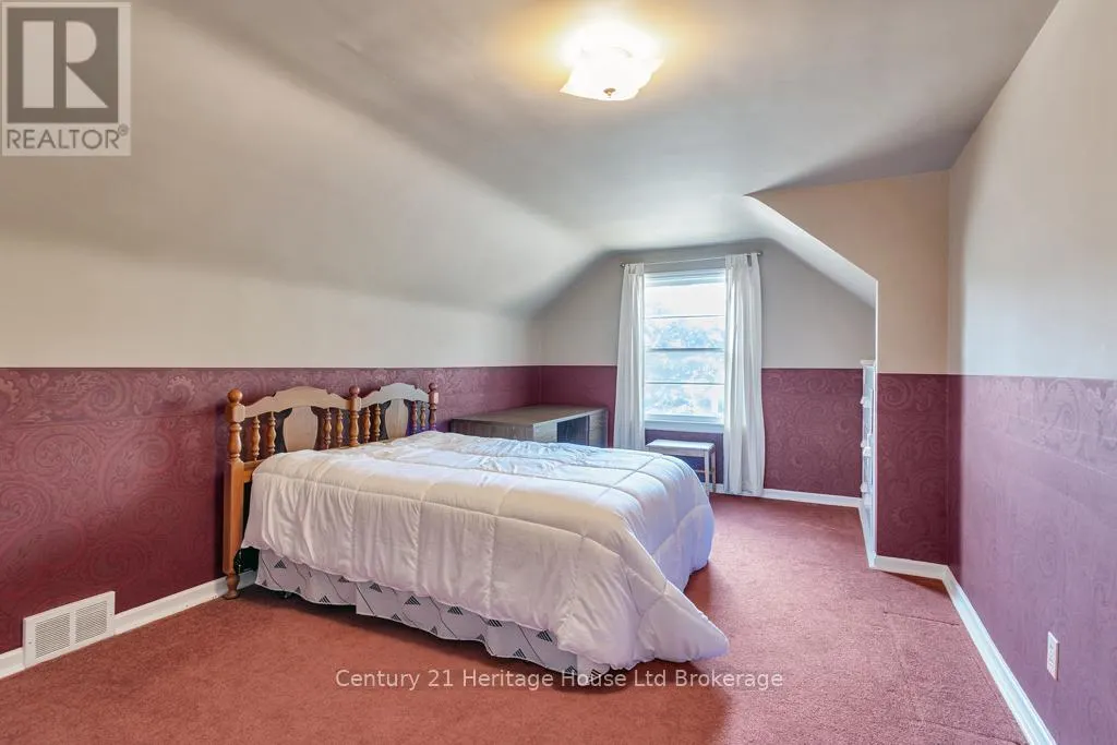 10 PARKSIDE DRIVE