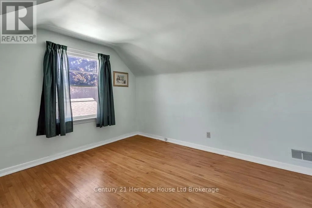 10 PARKSIDE DRIVE
