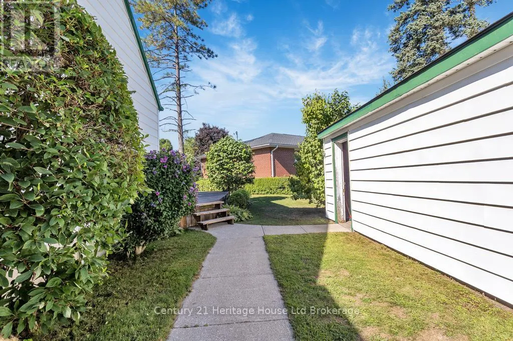 10 PARKSIDE DRIVE