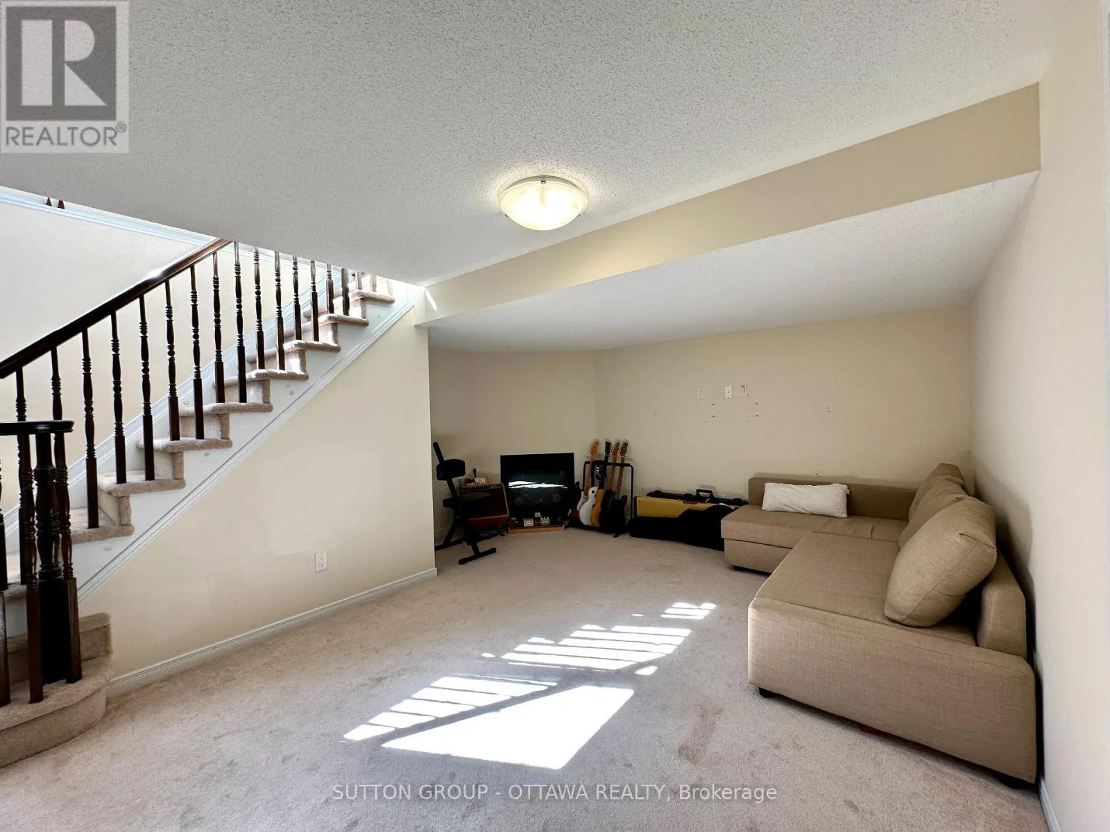 747 OAKGLADE AVENUE
