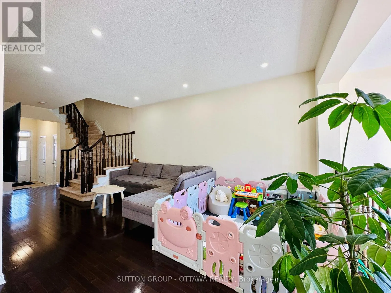 747 OAKGLADE AVENUE