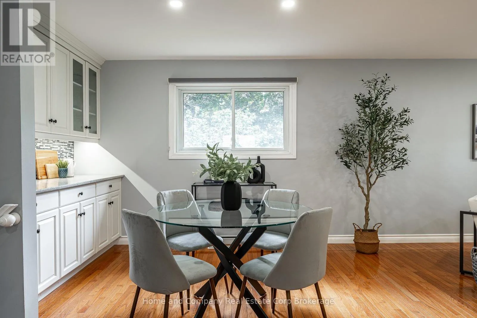 8 MURRAY HILL ROAD