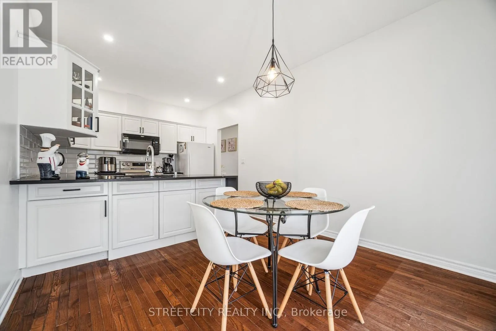 211 - 2025 MEADOWGATE BOULEVARD S, #211