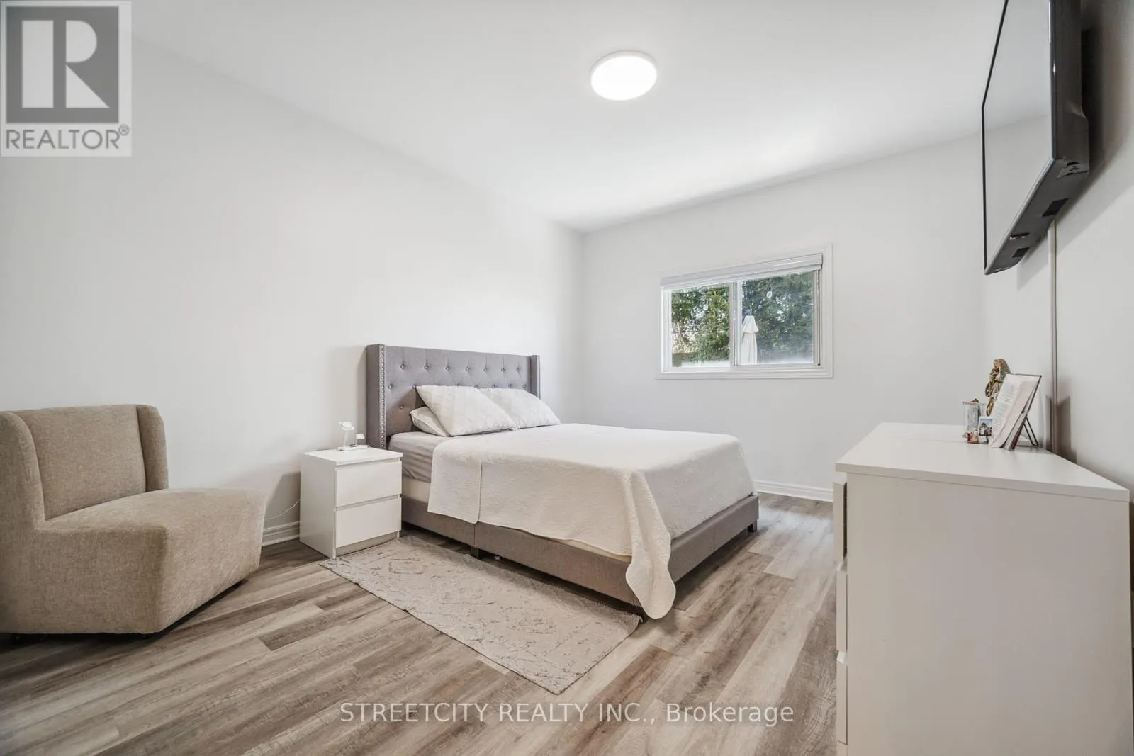 211 - 2025 MEADOWGATE BOULEVARD S, #211