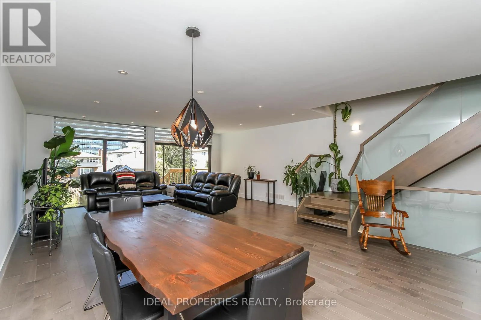 370B ROOSEVELT AVENUE