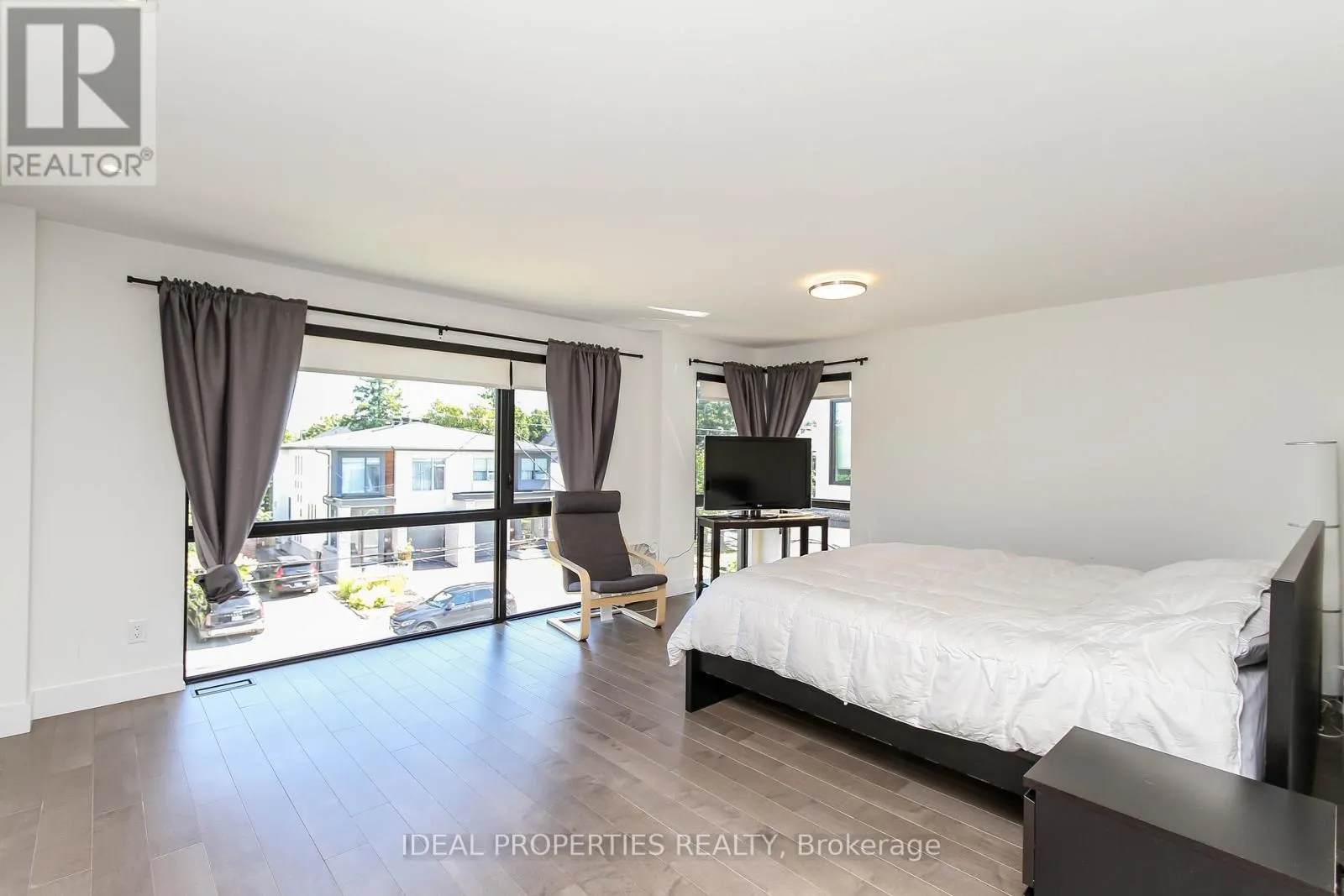370B ROOSEVELT AVENUE