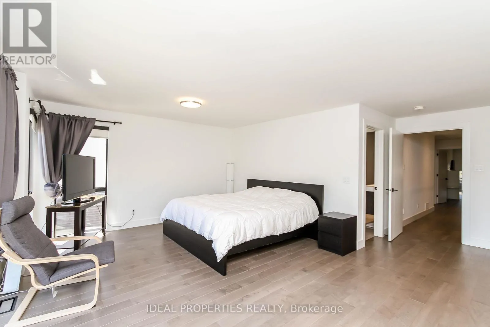 370B ROOSEVELT AVENUE