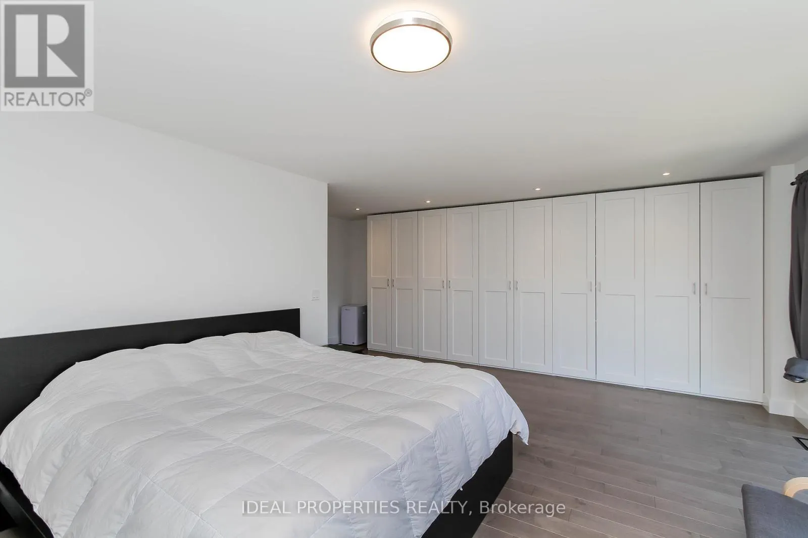 370B ROOSEVELT AVENUE