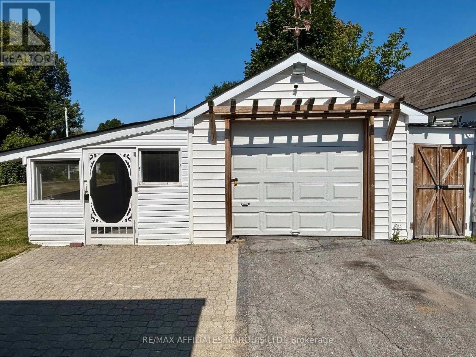 1005 LEONARD AVENUE