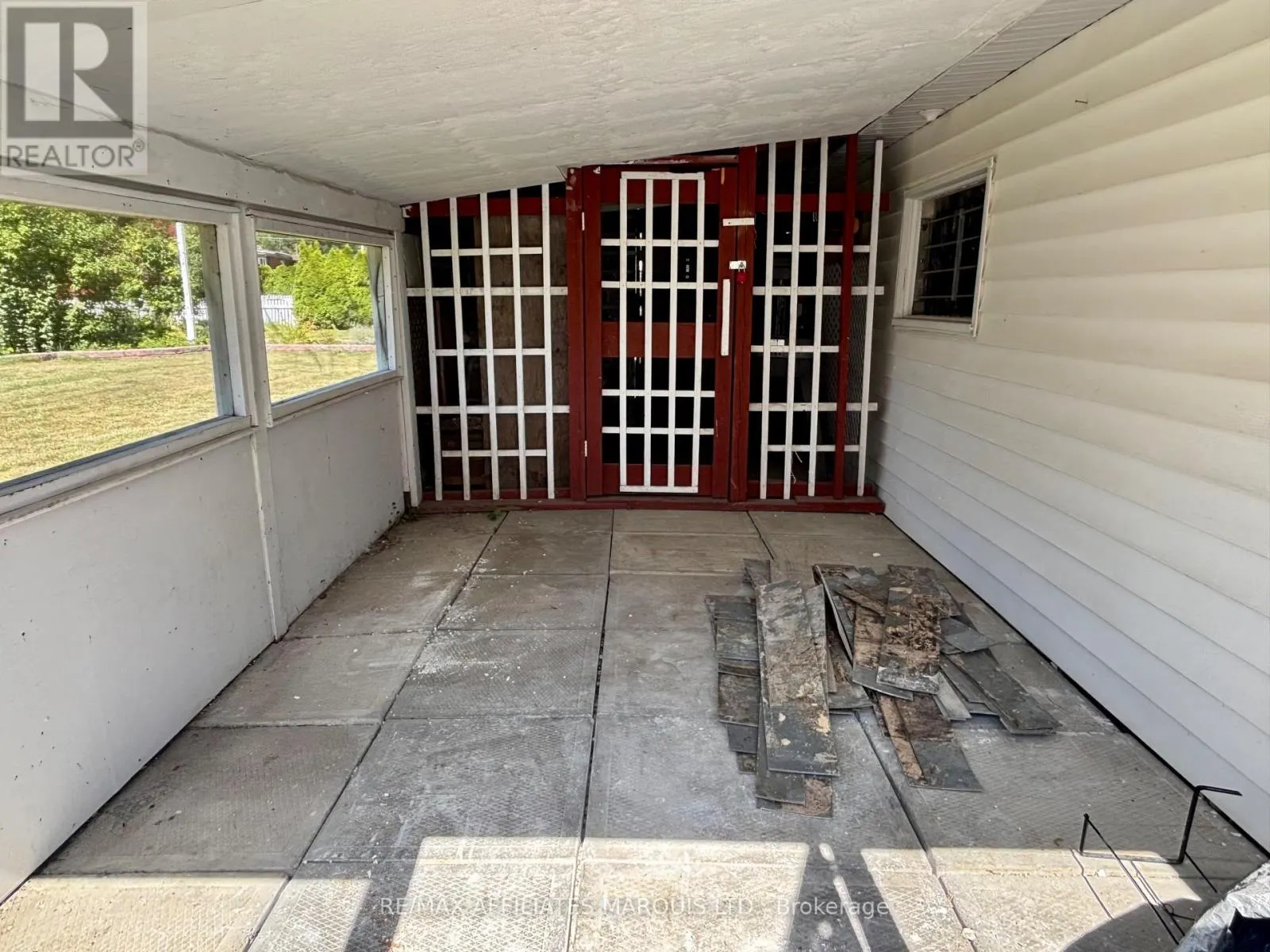 1005 LEONARD AVENUE