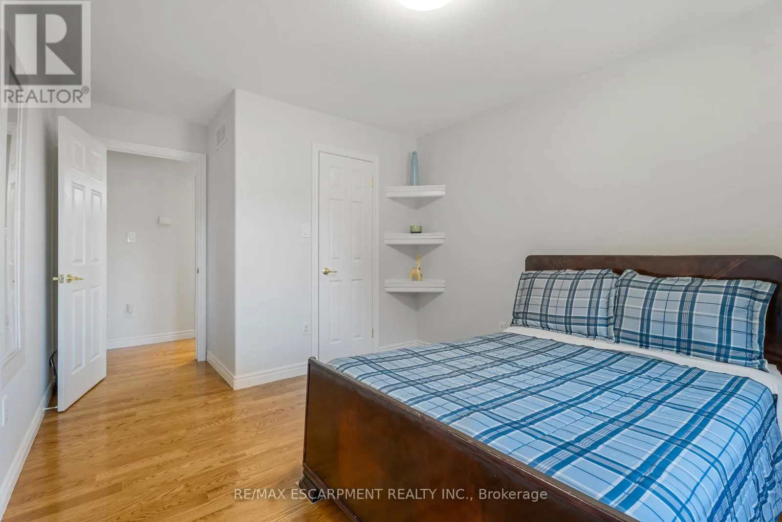 22 SHADELAND CRESCENT