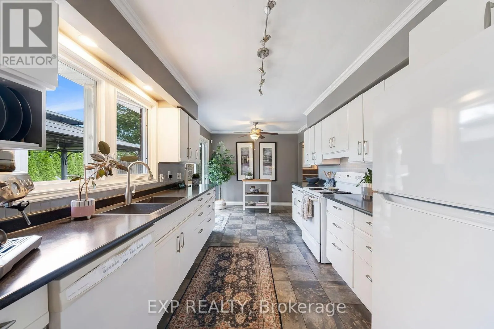7 REDWOOD DRIVE
