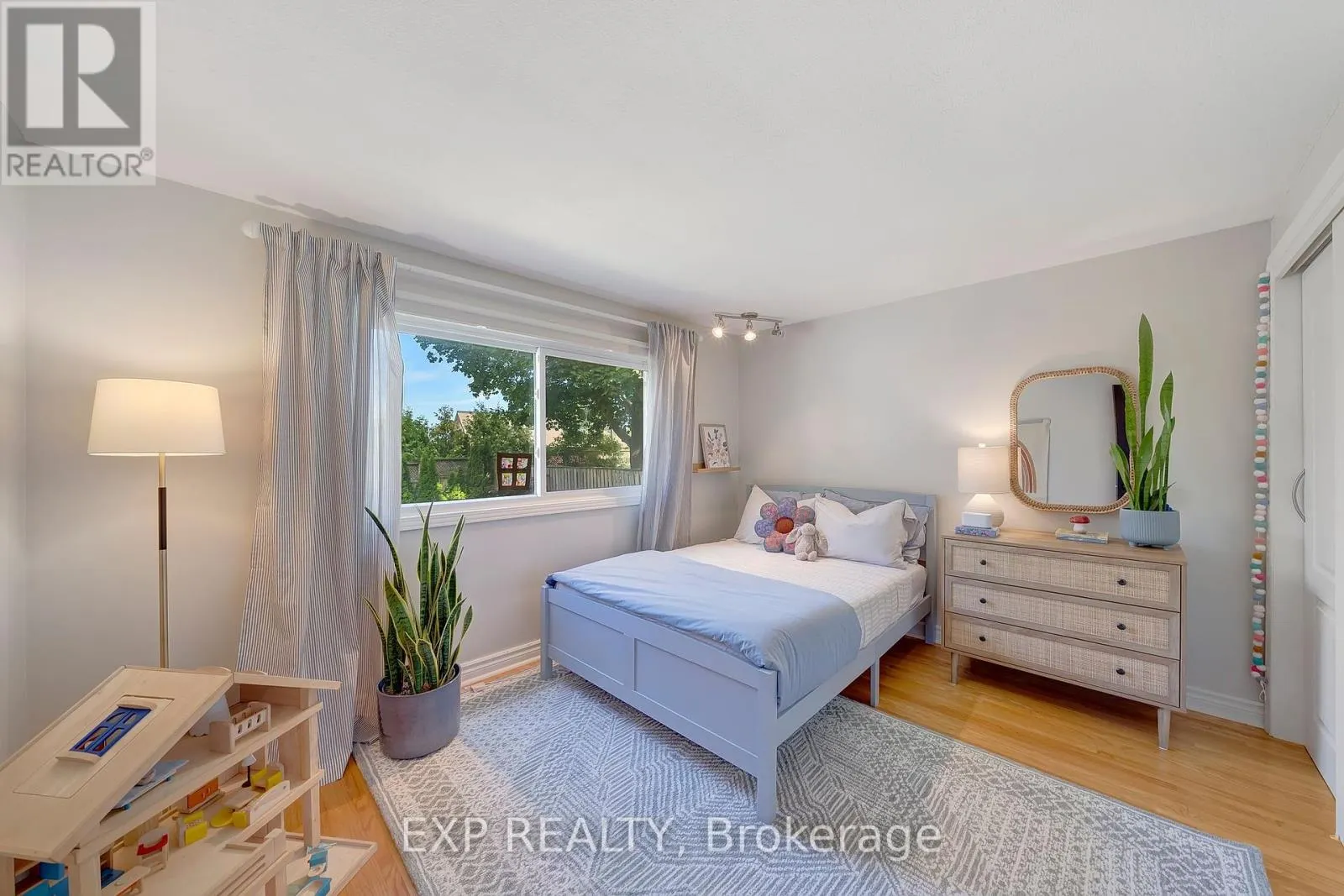 7 REDWOOD DRIVE