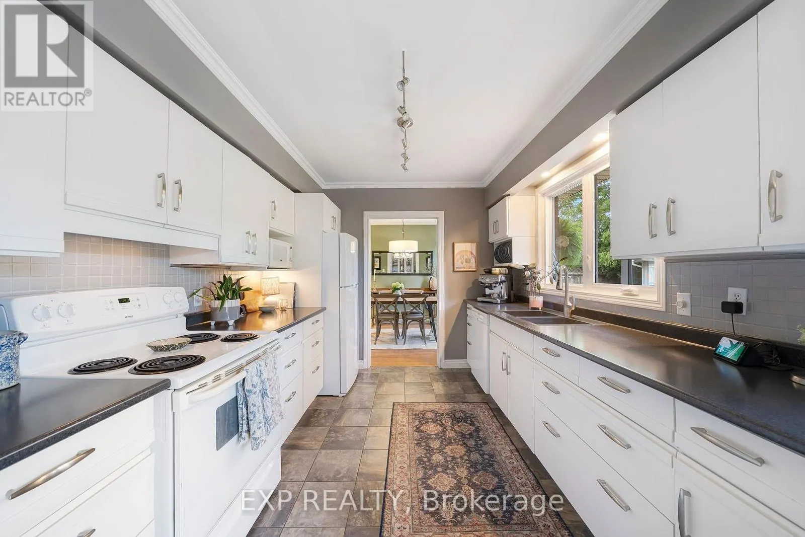 7 REDWOOD DRIVE