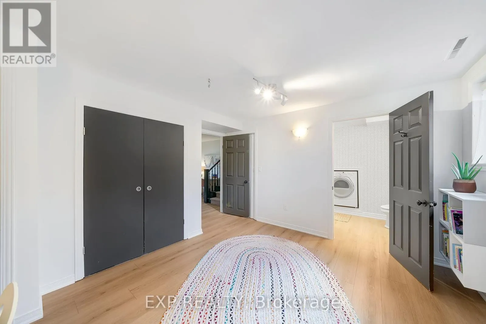 7 REDWOOD DRIVE