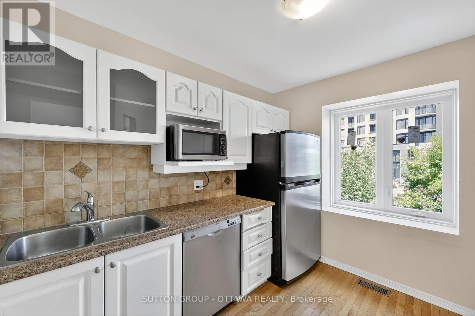 59 THORNBURY CRESCENT
