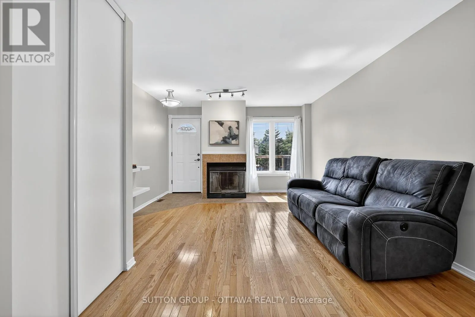 59 THORNBURY CRESCENT