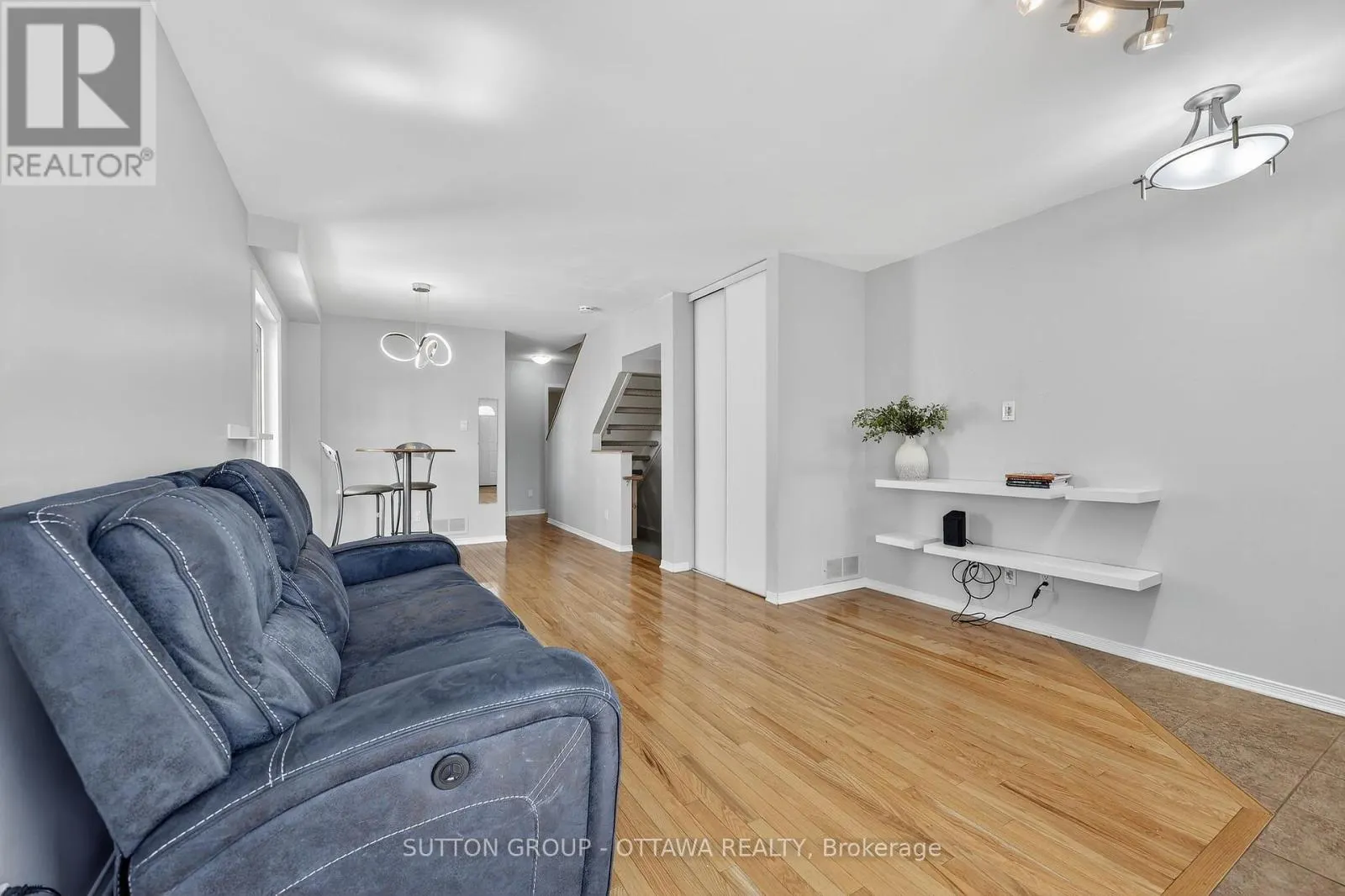 59 THORNBURY CRESCENT