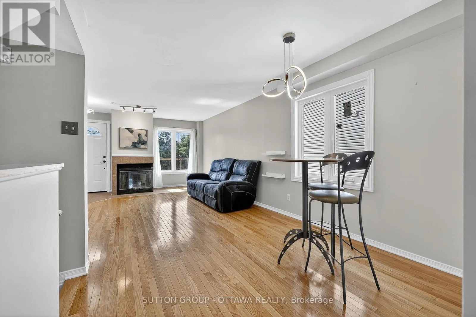 59 THORNBURY CRESCENT