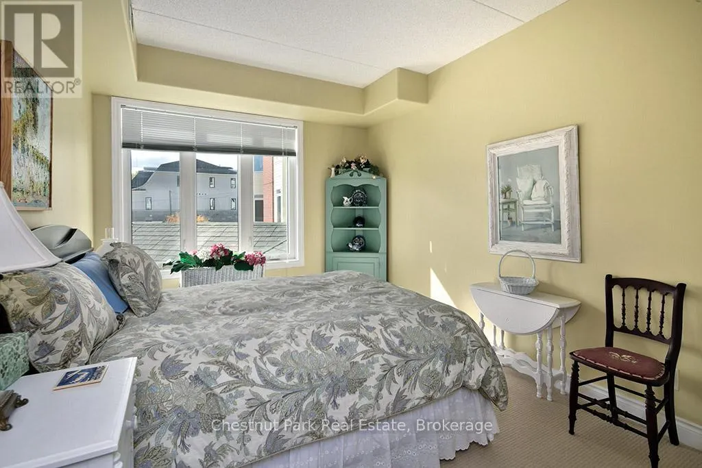208 - 10 BAY STREET E, #208