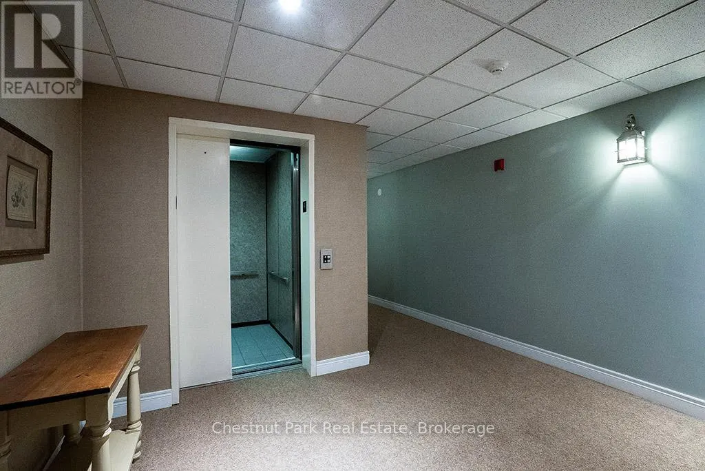 208 - 10 BAY STREET E, #208