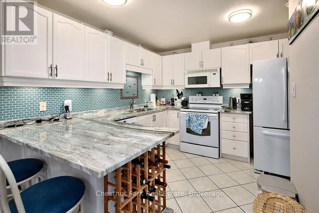 208 - 10 BAY STREET E, #208